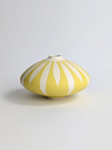 Georgie Gardiner 'Midi Yellow Daisy Vessel' ceramic H7xW11.5cm