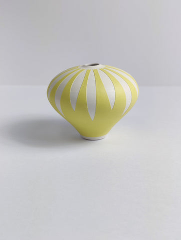 Georgie Gardiner 'Yellow and white midi daisy vessel' ceramic H10cm x W11cm